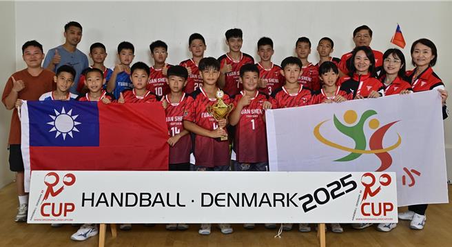 桃園市元生國小參加2025丹麥喬陵蘭手球國際分齡賽，11日下午挺進冠亞軍決賽並奪得11歲組冠軍寶座。（桃園市教育局提供）