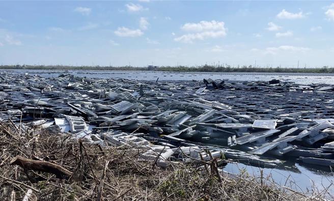 受丹娜絲颱風影響，嘉義縣新塭滯洪池光電案場受損嚴重，業者粗估至少5萬片毀損。（嘉義縣政府提供／呂妍庭嘉義傳真）