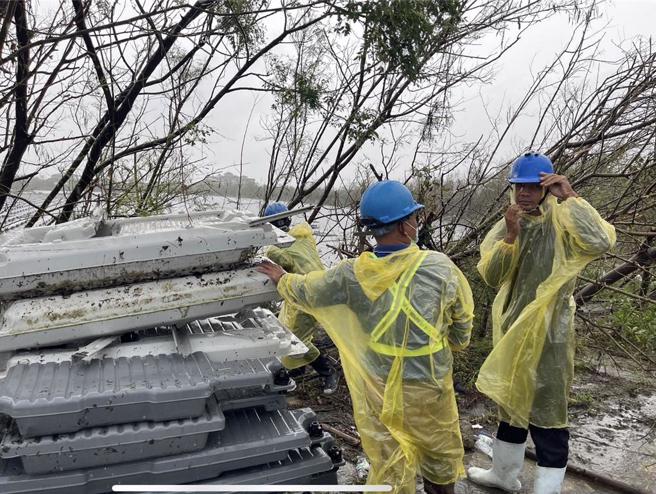 嘉義縣新塭滯洪池光電案場受損嚴重，業者加快清理腳步中。（嘉義縣政府提供／呂妍庭嘉義傳真）