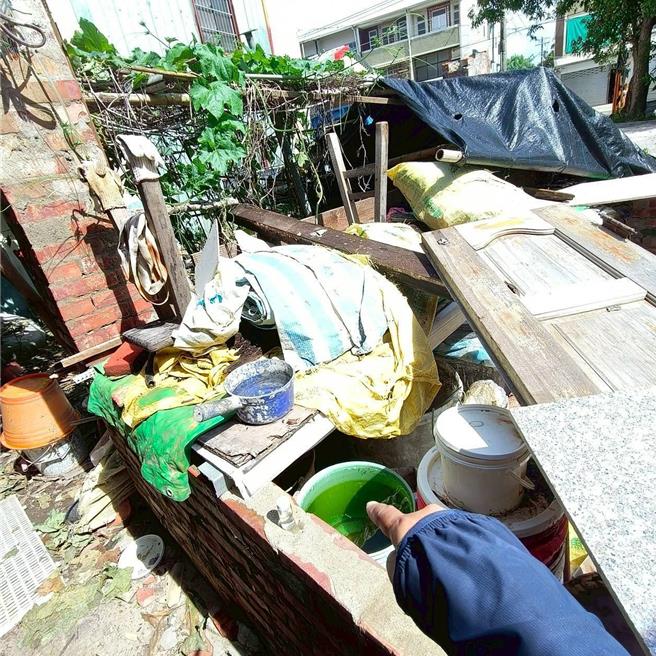 丹娜絲颱風重創台南，連日又降雨不歇，各地都可見積水容器，登革熱防治中心提醒民眾務必做好孳青工作。(台南市衛生局提供／曹婷婷台南傳真)