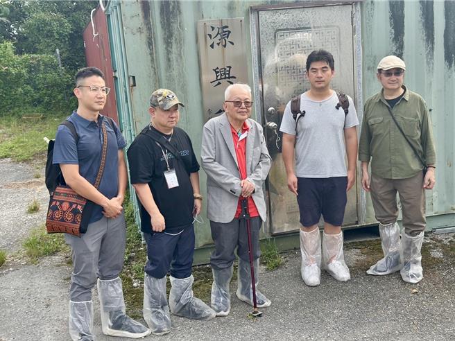 高齡90歲的劉泰英（中）拄著拐杖到花蓮新光兆豐農場巡視。（王志偉攝）