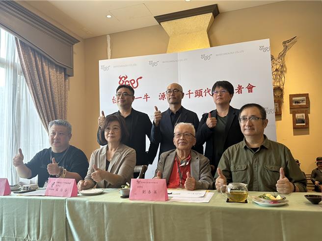 「源興居」董事長劉泰英、中央畜產會董事長蘇治芬等人花蓮宣布啟動「源興牛」3年千頭代養計畫。（王志偉攝）