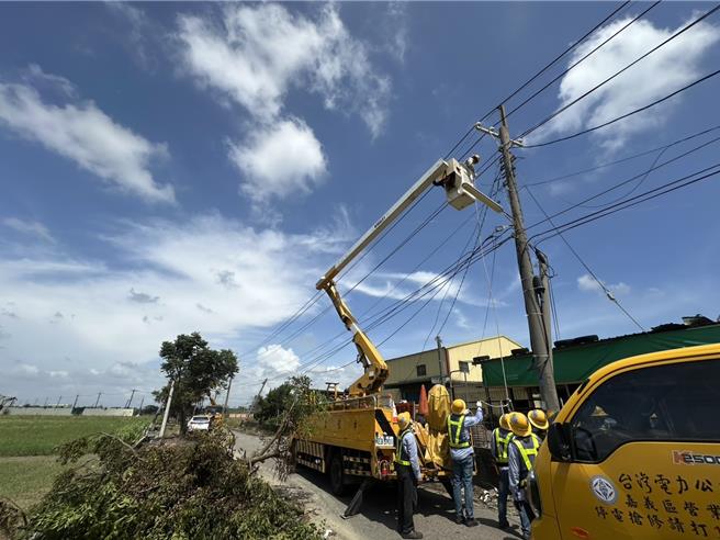 今(15日)下午近5點傳一名台電員工遭電擊受重傷,到院前無呼吸心跳。(台電嘉義區處提供/呂妍庭嘉義傳真)