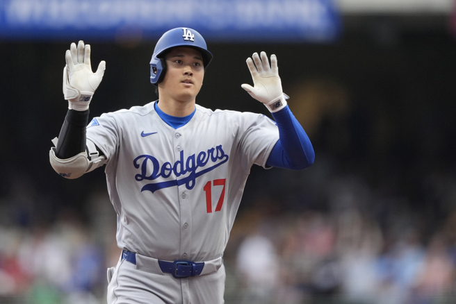 大谷翔平幽默向蘇亞雷茲「討拍」，畫面曝光讓人笑翻。（圖／美聯社）