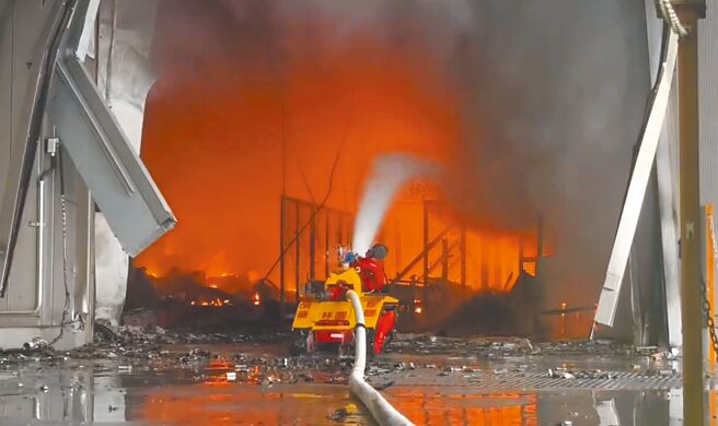 高雄小港三元能源公司鋰電池工廠14日發生火警，消防局出動機器人灌救。（高雄市消防局提供）