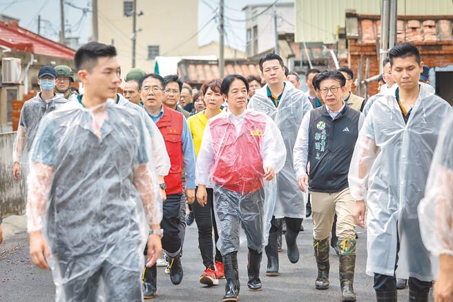 赖清德总统（中）10日前往台南市七股区视察「丹娜丝」颱风带来的灾损情形。（总统府提供）