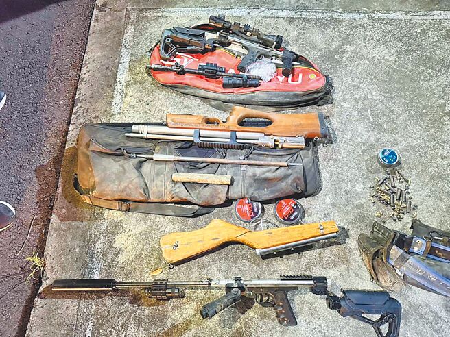 台南市25岁陈姓男子涉嫌开枪打伤父亲后驾车逃逸，却失控自撞身亡，警方在他的车上起出4把改造长枪。（读者提供）