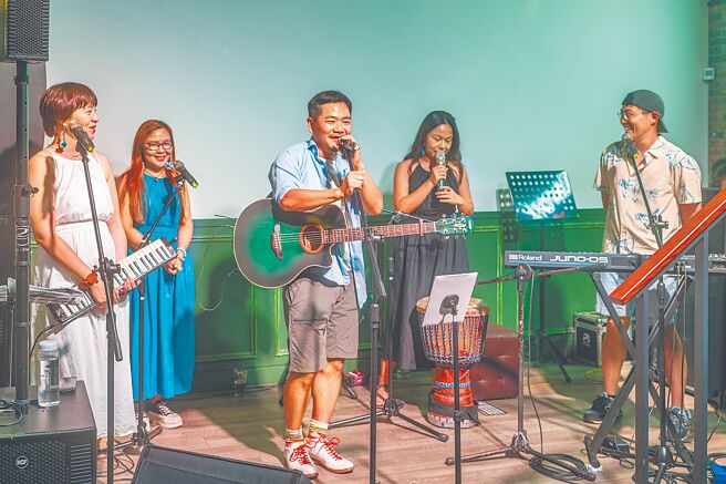 宜兰县罗东博爱医院48岁外科医师吕长运（中），白天在手术房里为病人开刀，晚上拿起吉他唱歌，他领军的乐团「斗闹热走唱队」暌违20年推出第2张专辑《自由花》。（摄影师Richie Chan提供／吴佩蓉宜兰传真）