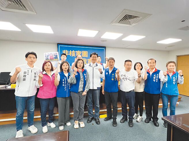 丹娜丝颱风重创台南，身兼国民党台南市党部主委的立委谢龙介（右六）14日偕市议会国民党团宣布，将共同捐出200万元，希望抛砖引玉协助灾民重建家园。（洪荣志摄）