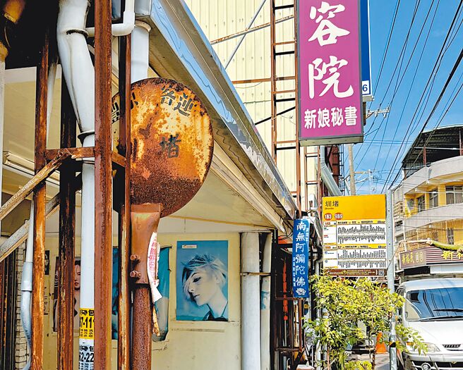 豐原客運圳堵舊站牌。（吳昭明攝）