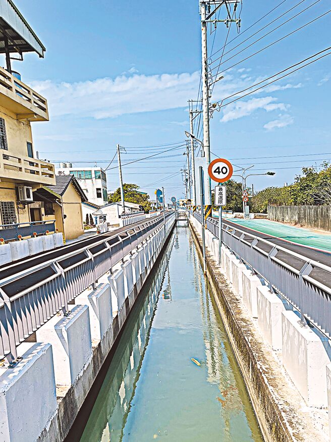 險被掩蓋的浮圳，最後與新闢馬路共存。（吳昭明攝）