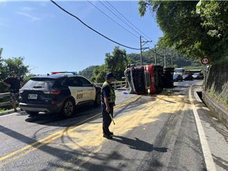 驚險瞬間！砂石車山路翻覆土石秒傾瀉   小客車險遭活埋