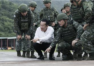 顧立雄赴花蓮視導漢光演習空軍夜間跑滑道搶修操演