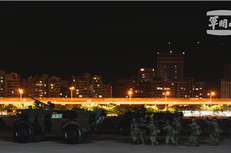 第三作戰區昨夜在松山機場執行反空（機）降作戰操演