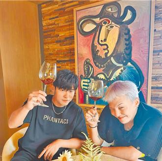 周杰倫與GD兩大天王合照藏玄機   身後畢卡索名畫價值上億