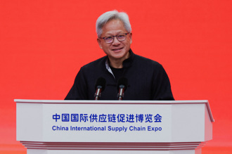 黃仁勳鏈博會「穿唐裝」秀中文  大讚陸DeepSeek