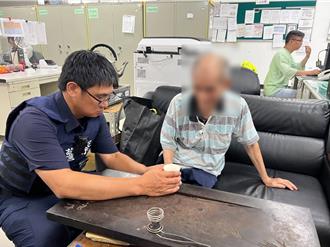 7旬翁外出癱坐公園 平鎮暖警即時馳援助返家