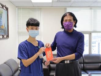 女病患持剪刀攻擊醫師  護理師3秒制伏  苗栗為恭醫院表揚義行