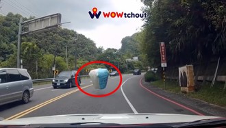 行經平溪遇天燈「墜落」擋路 駕駛痛批：該禁止了吧！
