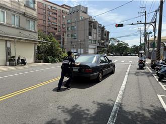 車輛拋錨卡路中央 中壢警見狀助力排除