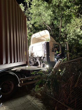 貨櫃車突失控衝撞　台北港鐵圍籬遭撞毀！駕駛送醫