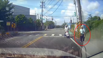 恐失智需協助！路上被阿婆「硬拉車門」 駕駛嚇壞猛按喇叭