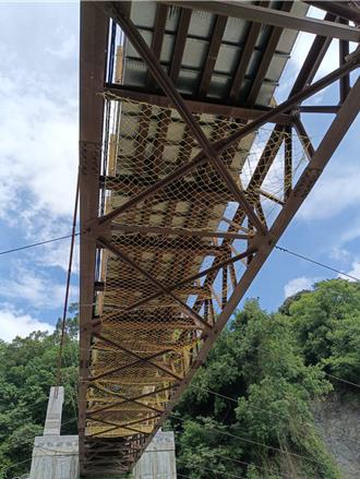 超重砂石車強行上橋害吊橋毀損　原民會：將對肇事者求償