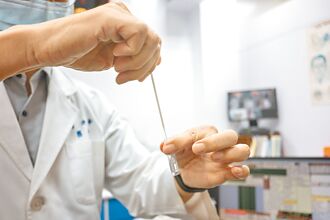 新冠单周重症破百 40多岁染疫亡