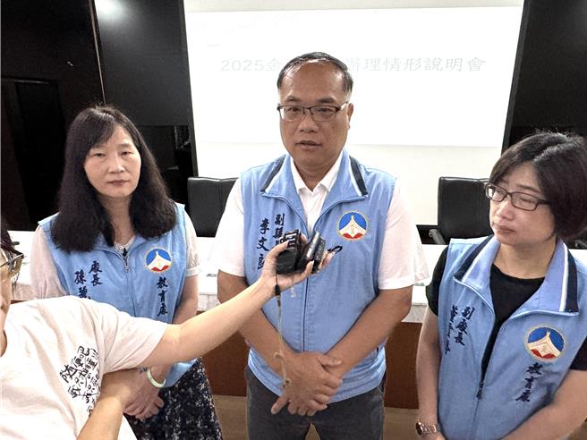 2025「金廈泳渡」因未獲中央准駁，金門縣政府今日上午由副縣長李文良(中)對外公開說明，確認無法舉行本屆賽事。(于家麒攝)