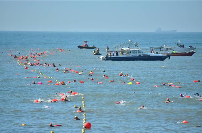 「金廈泳渡」是兩岸唯一由官方合辦的游泳賽事，由金門和廈門輪流主辦，象徵金廈兩門間深厚的交流情誼。(圖／金門縣政府提供)