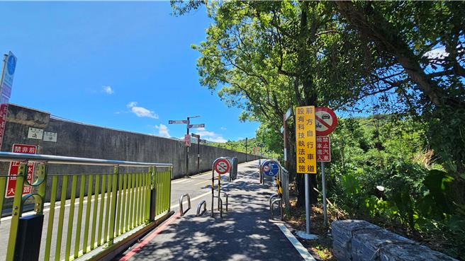 新北市高灘地工程管理處自2024年至2025年於新北河濱公園設置17處科技執法點，今年再增加5處科技執法點，圖為汐止大坑溪自行車道入口。（新北市高灘處提供）