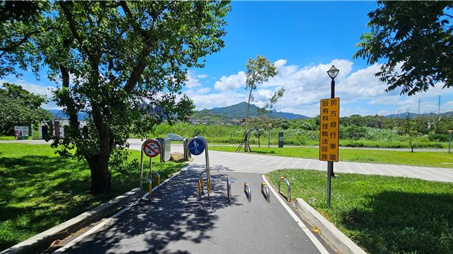 新北市高灘地工程管理處自2024年至2025年於新北河濱公園設置17處科技執法點，今年再增加5處科技執法點，圖為新店親情籃球場。（新北市高灘處提供）