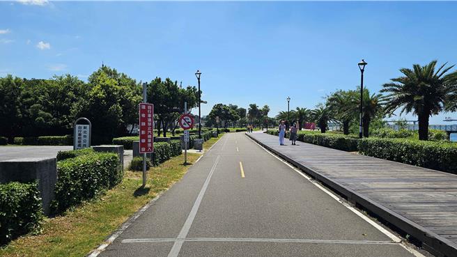 新北市高灘地工程管理處自2024年至2025年於新北河濱公園設置17處科技執法點，今年再增加5處科技執法點，圖為八里彩虹步道。（新北市高灘處提供）