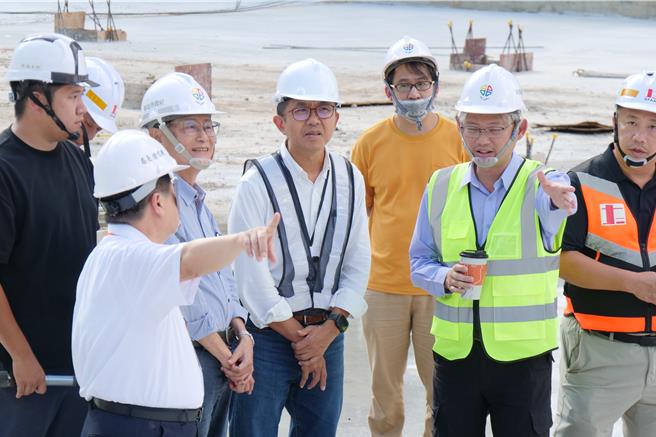 永平国小地下停车场为地下3层，规画238格小型车位、692格机车停车位。新北市副市长陈纯敬日前视察永平国小地下停车场工程。（新北市交通局提供）