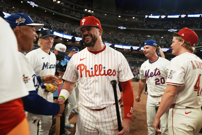 國聯靠著費城人席瓦伯（Kyle Schwarber）在延長全壘打PK狂敲三轟，拿下明星賽勝利。（圖／美聯社）