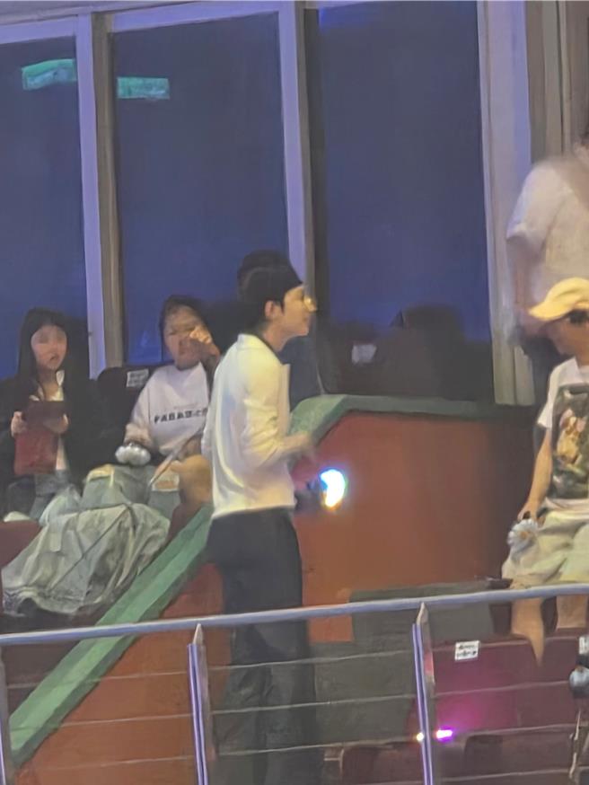 李洙赫於GD演唱會第二日的穿搭。（讀者提供）