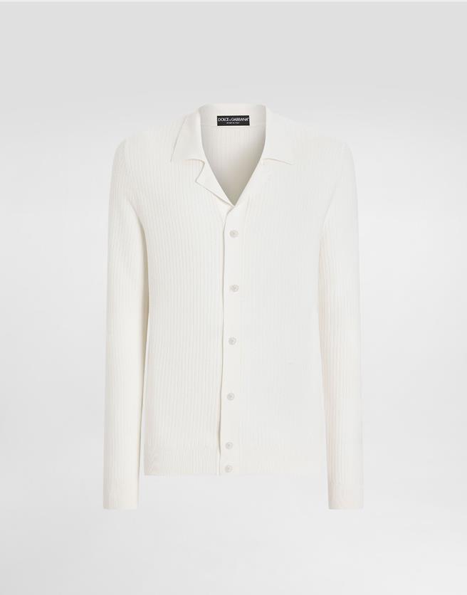 DOLCE＆GABBANA襯衫領排釦針織上衣，6萬3000元。（DOLCE＆GABBANA提供）