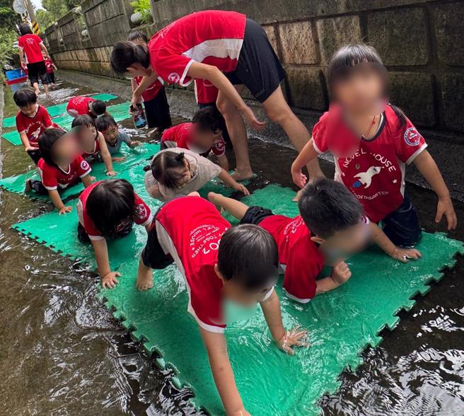 桃園市新屋區新奇屋幼兒園為了讓幼生體驗農民生活，連續超過20年帶幼生至桃園大圳灌溉水圳戲水。14日趁新屋區今年第1期作完成供灌，圳路僅剩少量水源，園方帶約200名孩童下水圳遊憩。(園方提供)