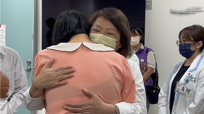 嘉義市長黃敏惠今天下午探視台電李姓員工的傷況，慰問家屬。（嘉市府提供／廖素慧嘉市傳真）