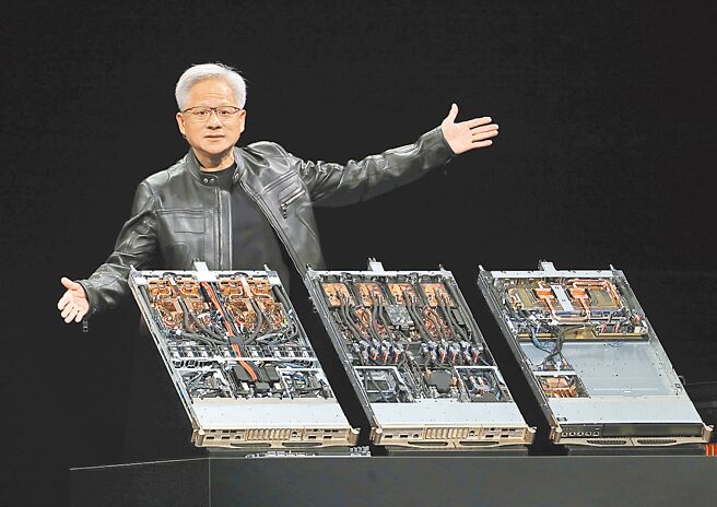 辉达执行长黄仁勋15日宣布，美国已批准H20晶片销往大陆市场。（美联社）