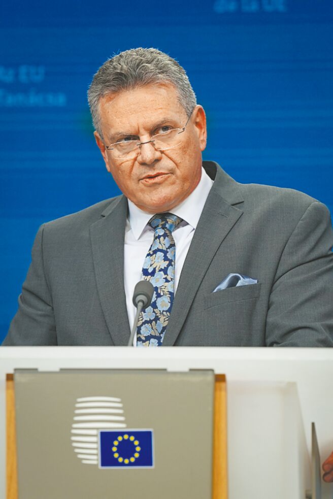 欧盟委员会负责贸易和经济安全等事务的委员谢夫乔维奇14日表示，如果美欧贸易谈判失败，欧盟准备对价值720亿欧元（约合840亿美元）的美国进口商品徵收额外反制关税。（新华社）