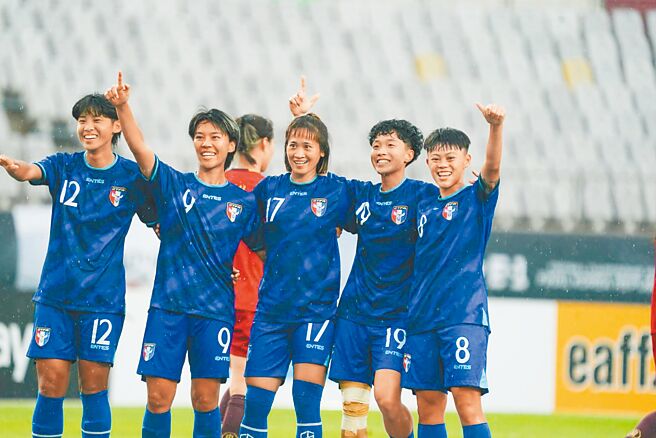 13日东亚杯4强决赛，中华队前锋苏育萱（右二）对中国大陆破门后与队友庆祝。（中华足协提供）