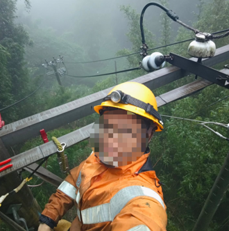 台電員工電擊命危！高掛電桿工作照曝光 一週前吐「3天沒睡幾小時」