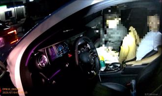 酒駕怕被抓「男男交疊」！飛撲副駕連撞6車 警開車門看傻了