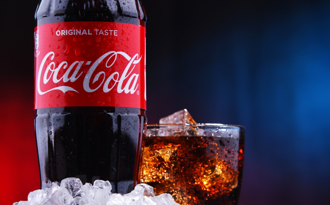 川普喊话…可口可乐美国配方换「这一味」！百年大厂股价吓崩了 