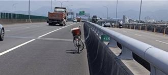 宜蘭老翁騎腳踏車誤闖國道5號 警車、工程車緊急出動護送返家