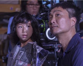 鄭中基親手操刀《阿龍》　童星盈盈落髮流淚演活被欺凌女兒