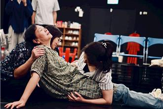 吴念真被导演儿吐槽业余演出！王琄演毒瘾妈靠这招「退驾」