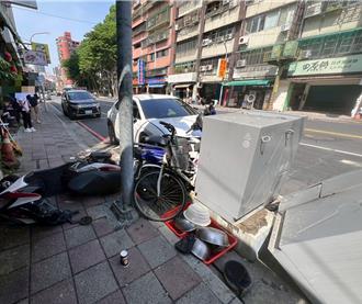 三重57歲女開車出事了！恍神撞毀2機車及電箱