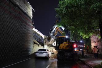 韓國極端暴雨！高架橋擋土牆崩塌 轎車遭活埋釀1死